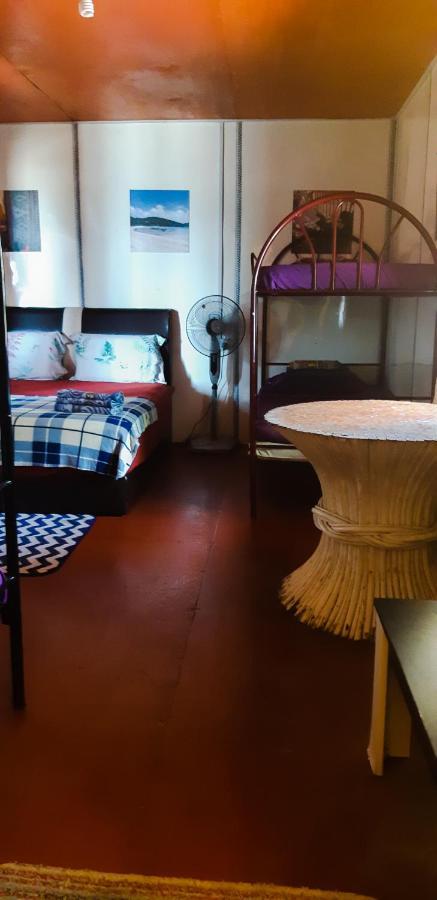 Tajau Laut Guesthouse Кудат Экстерьер фото
